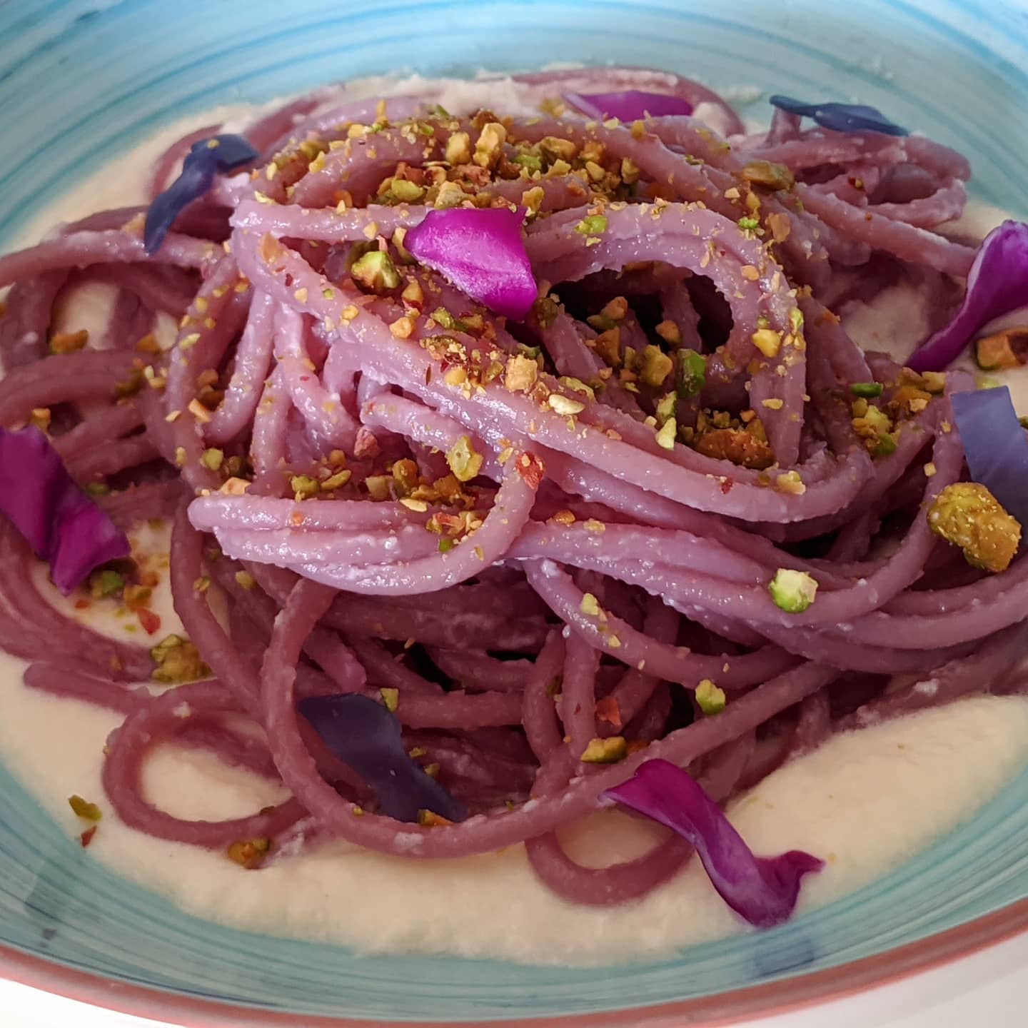 Spaghetti de col morada con crema de parmesano