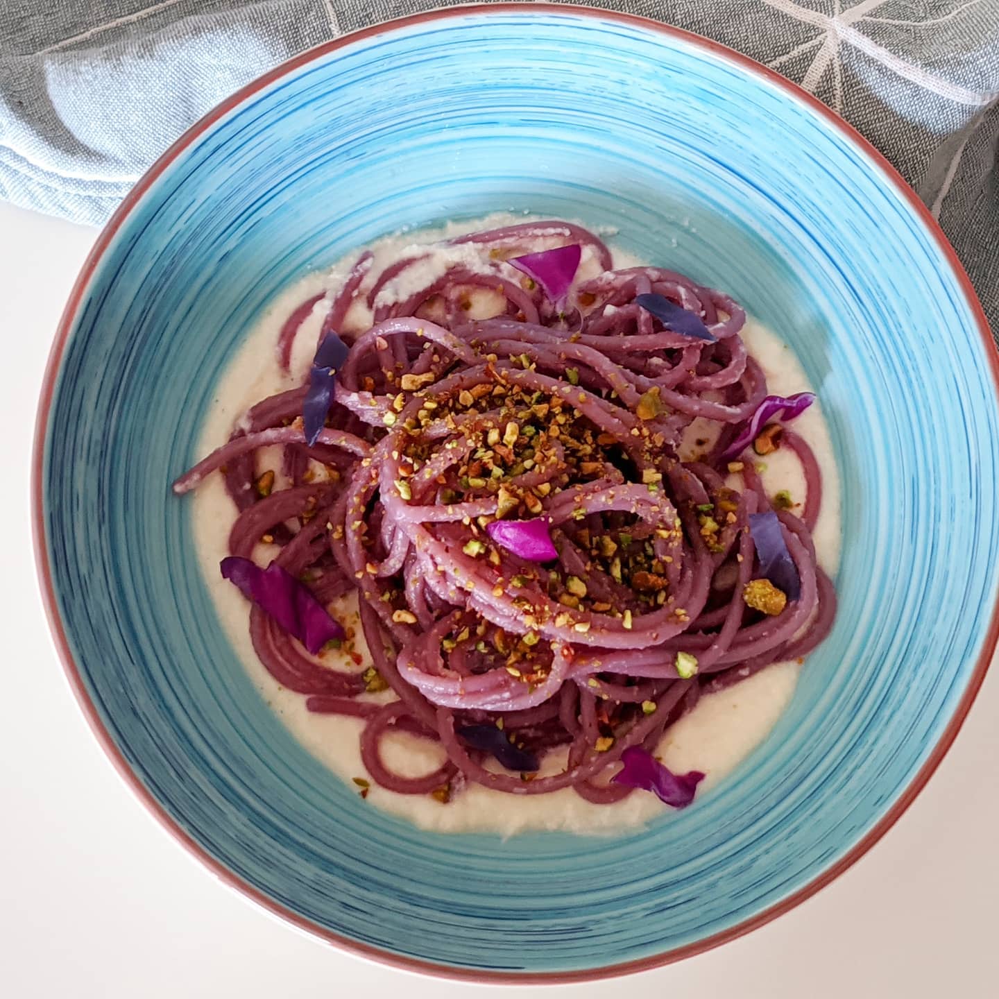 Spaghetti de col morada con crema de parmesano