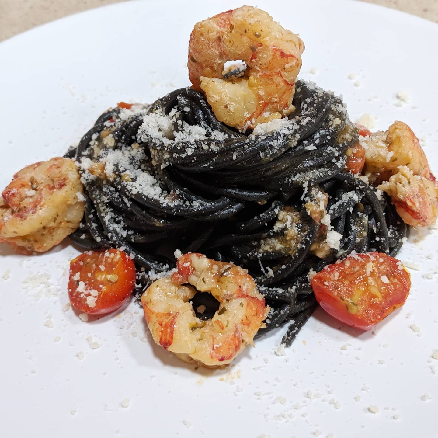 Spaghetti nero di seppia con gambón, cherrys y parmesano