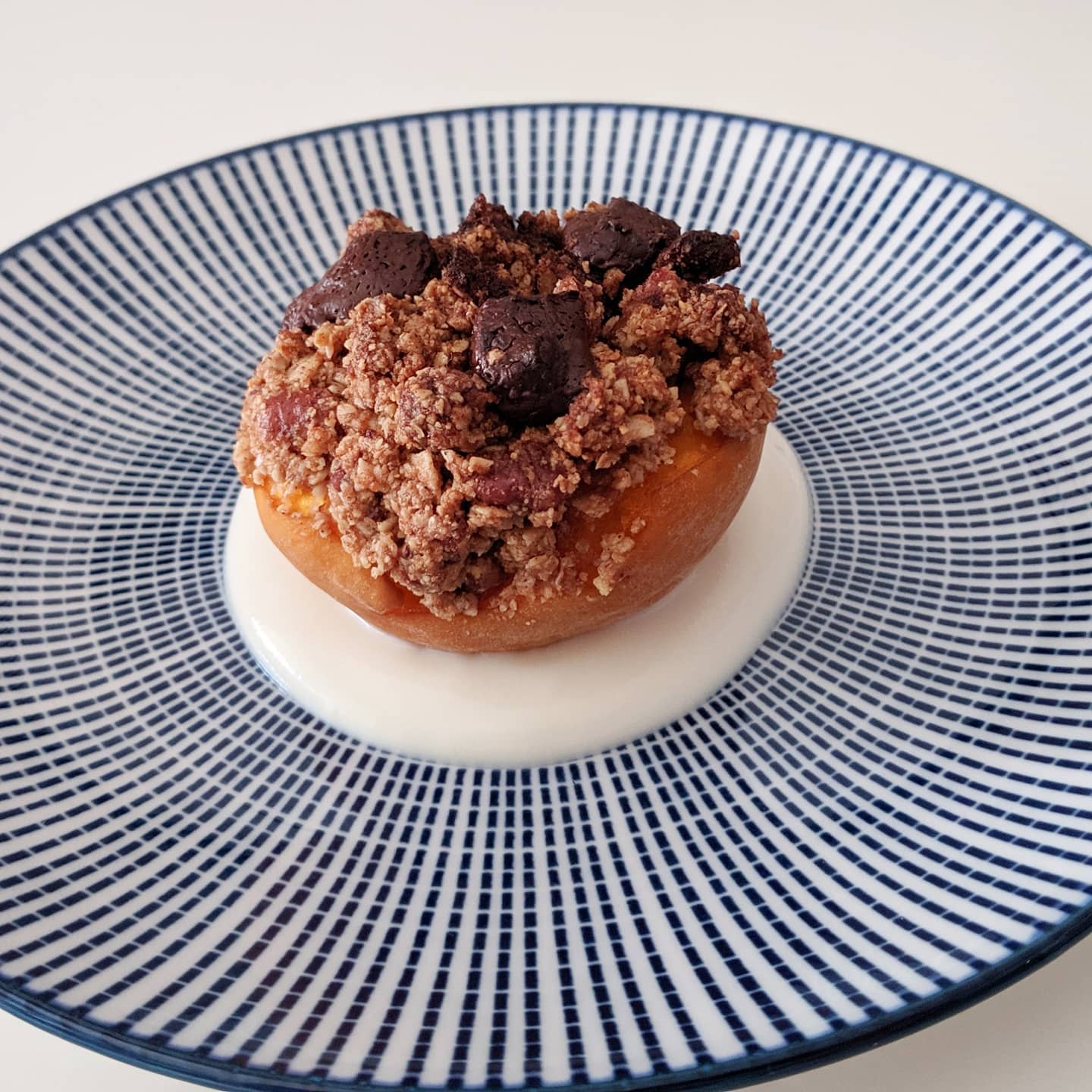 Streusel topped baked peaches