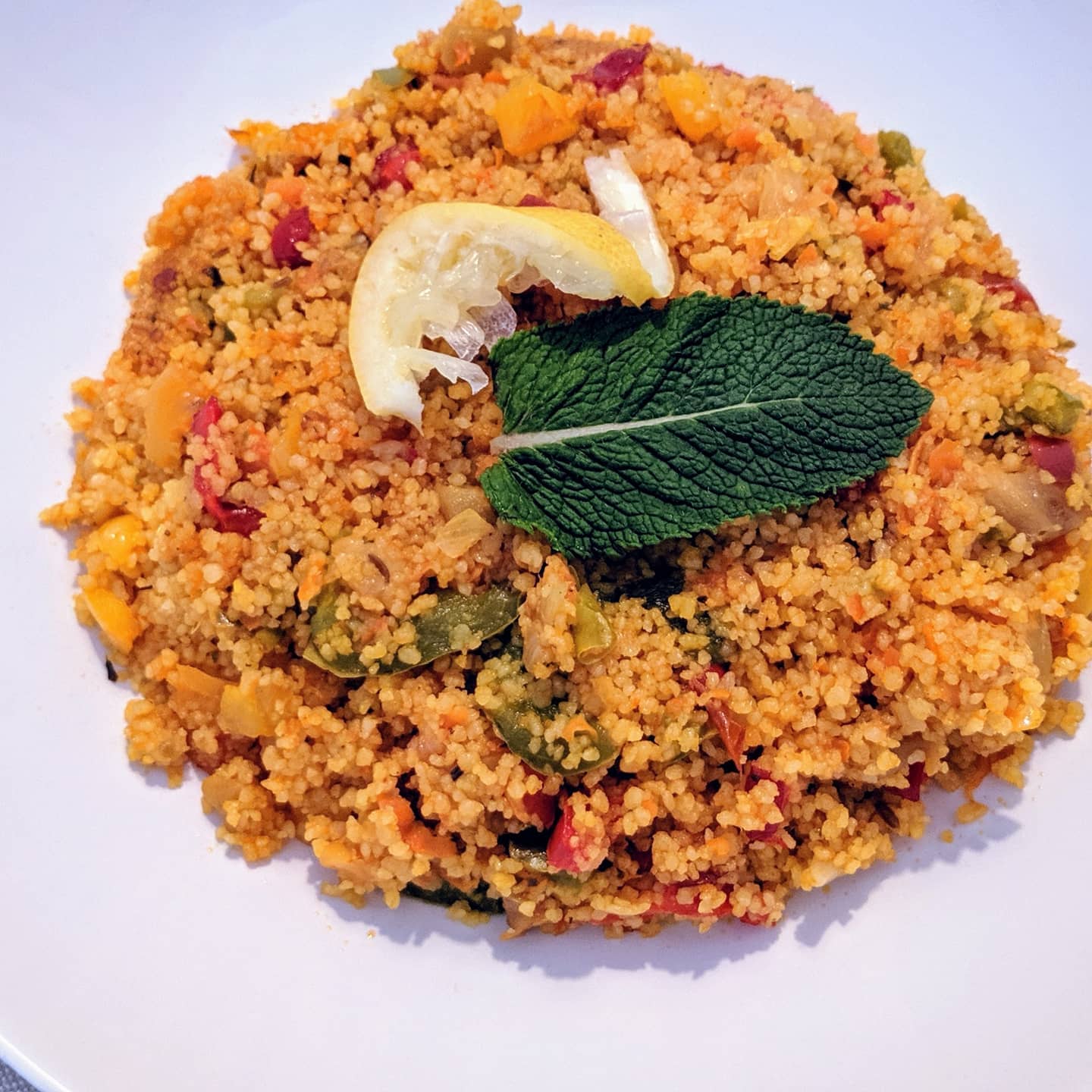 Tabbule con salsa de menta .