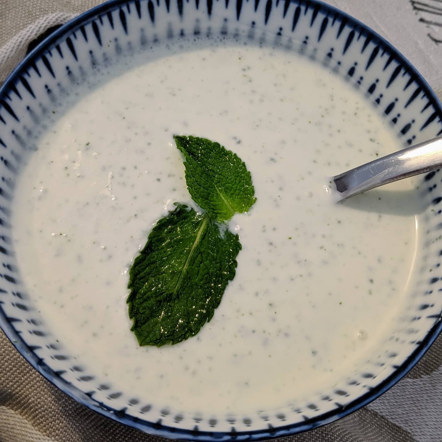 Tabbule con salsa de menta .