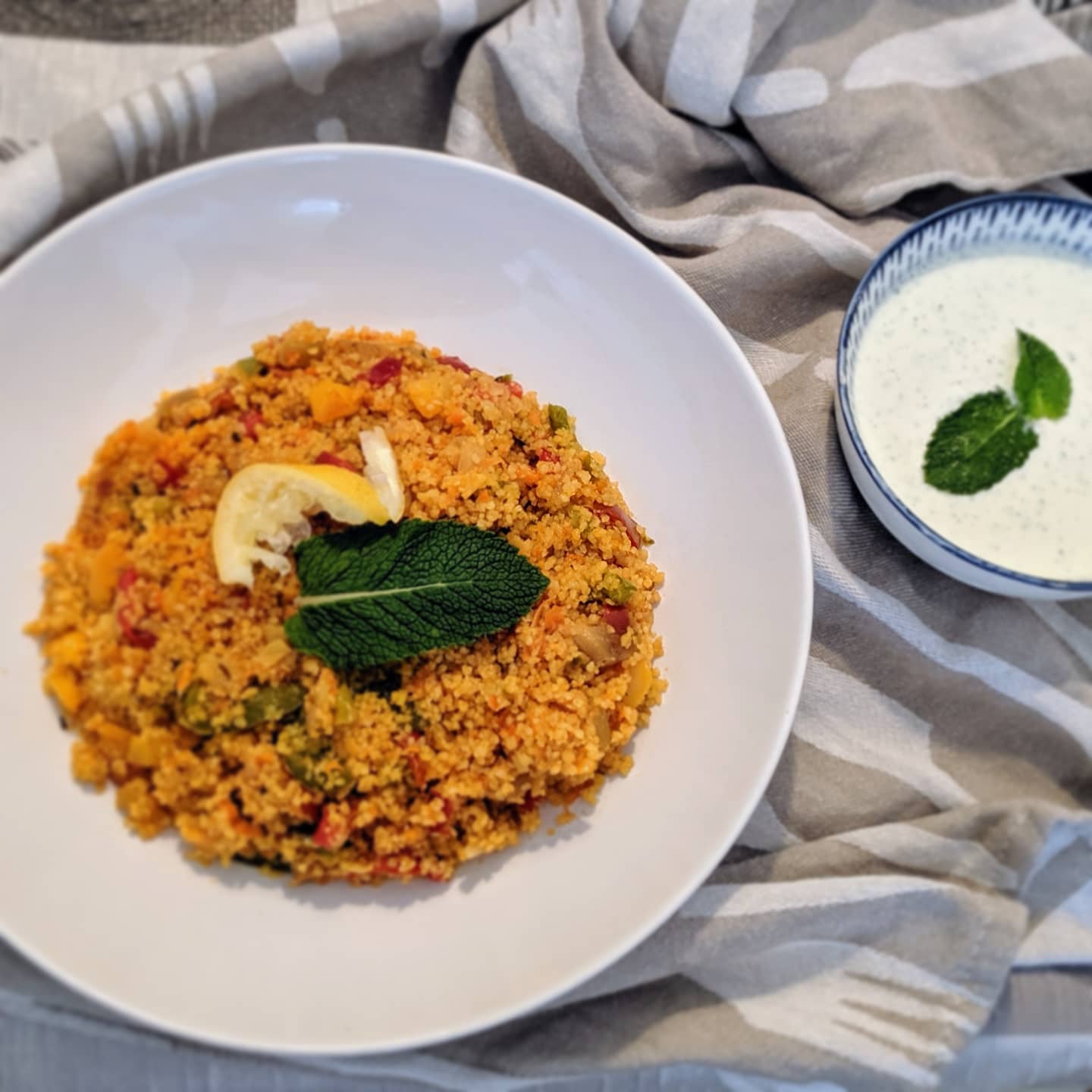 Tabbule con salsa de menta .