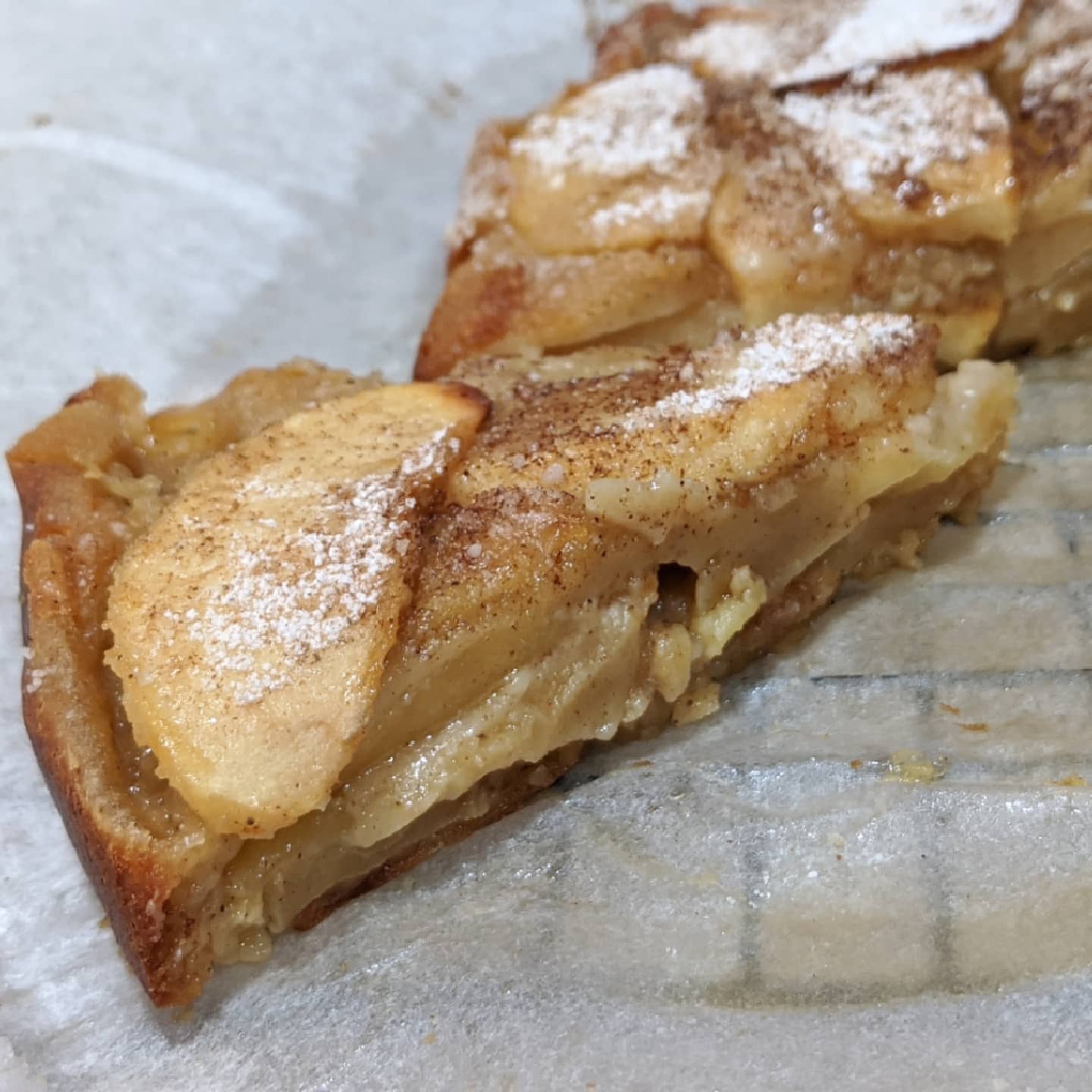 Tarta de manzana jugosa con canela