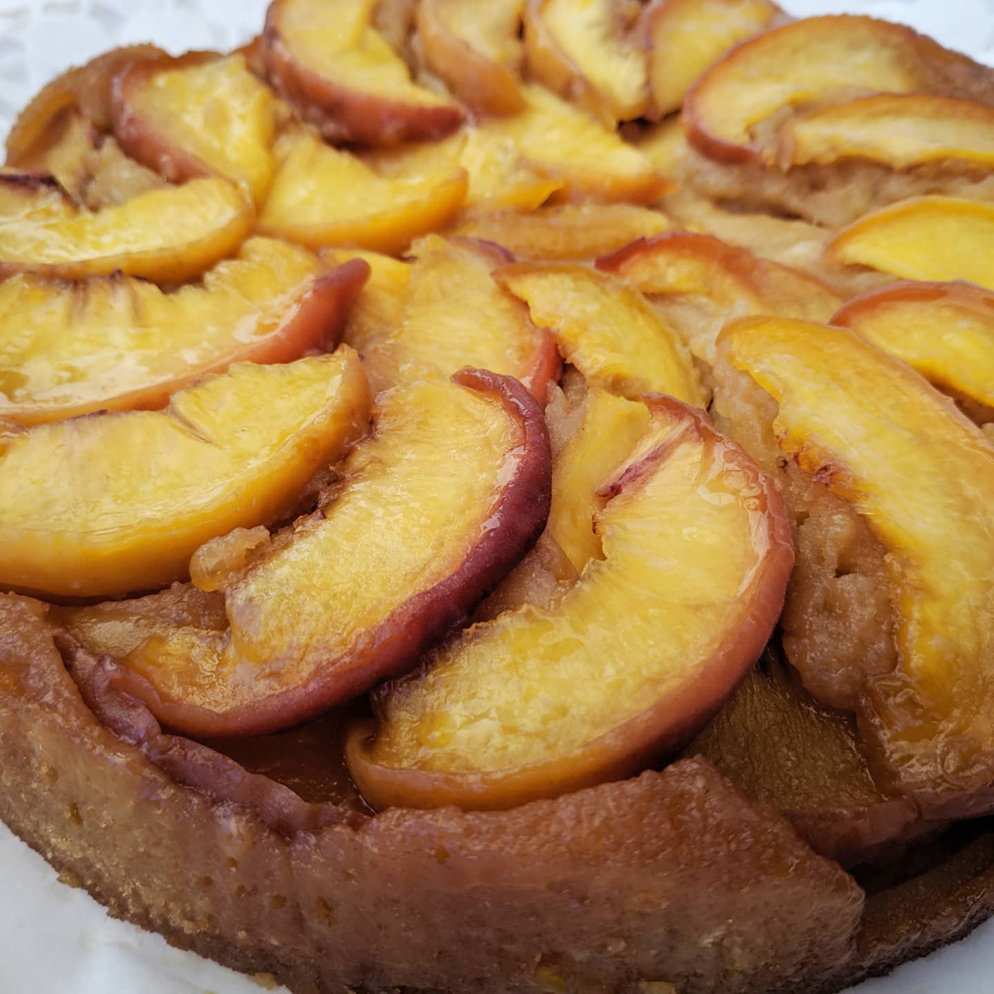 Tarta de melocotones caramelizados