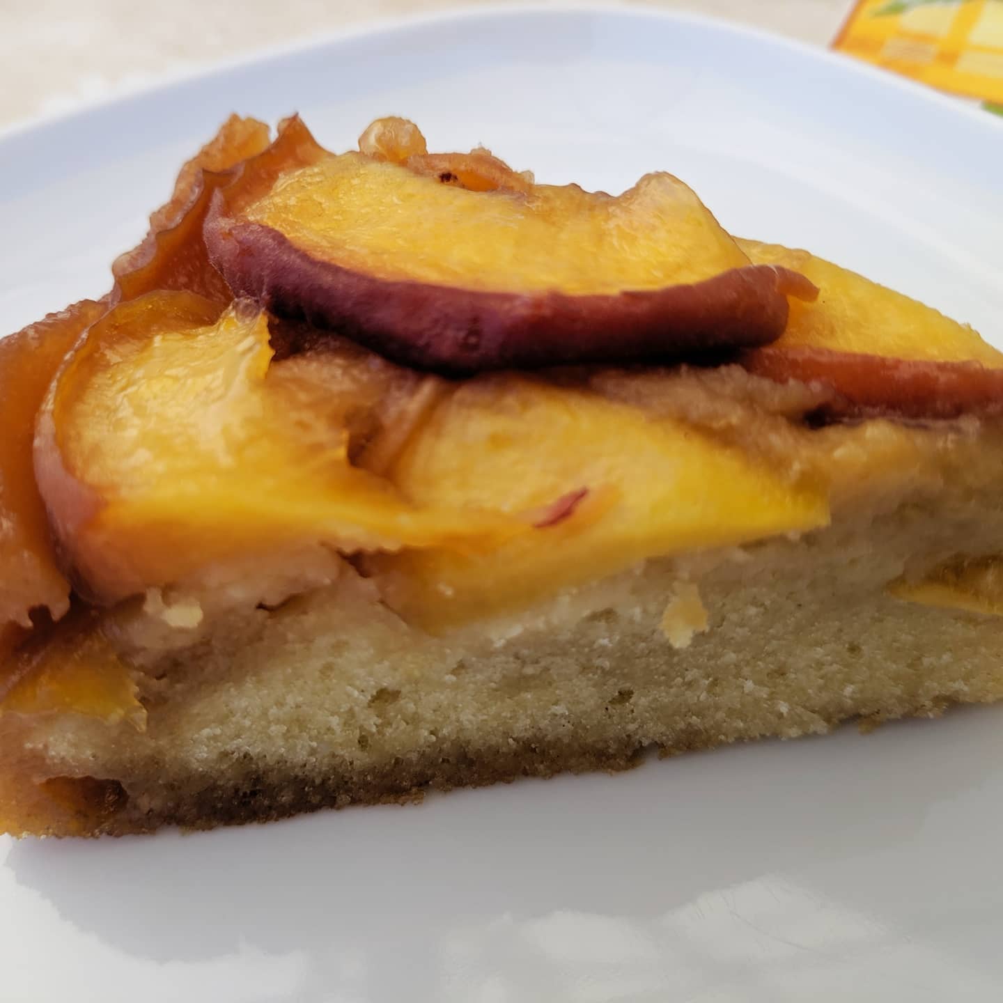 Tarta de melocotones caramelizados