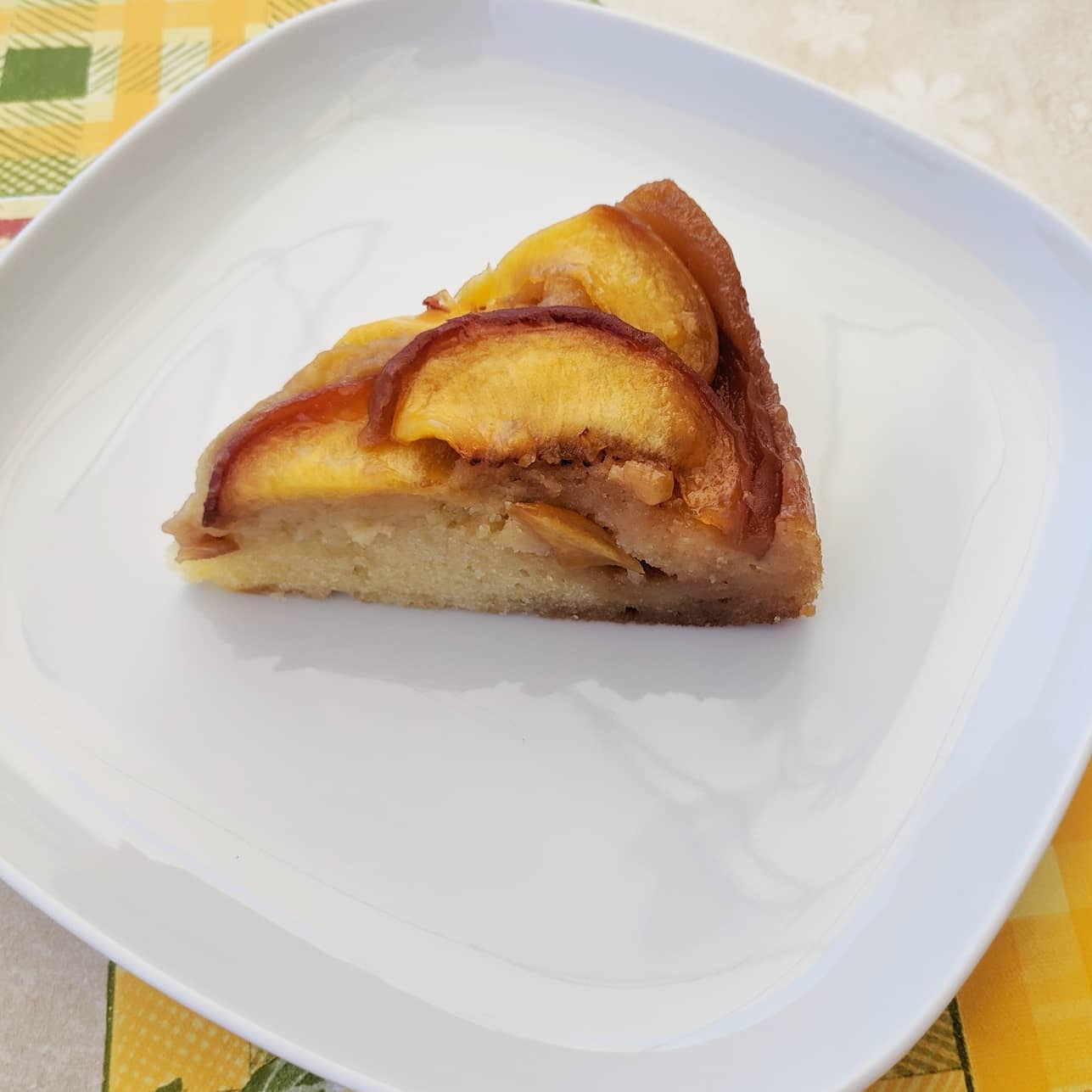 Tarta de melocotones caramelizados