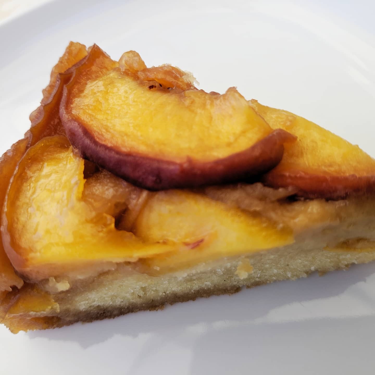 Tarta de melocotones caramelizados