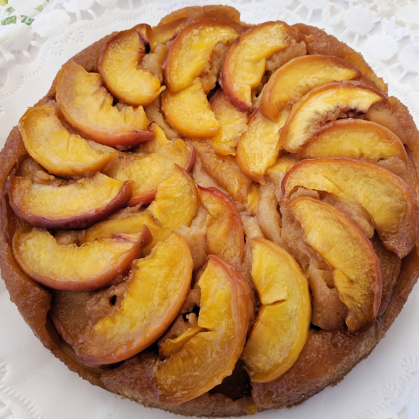 Tarta de melocotones caramelizados