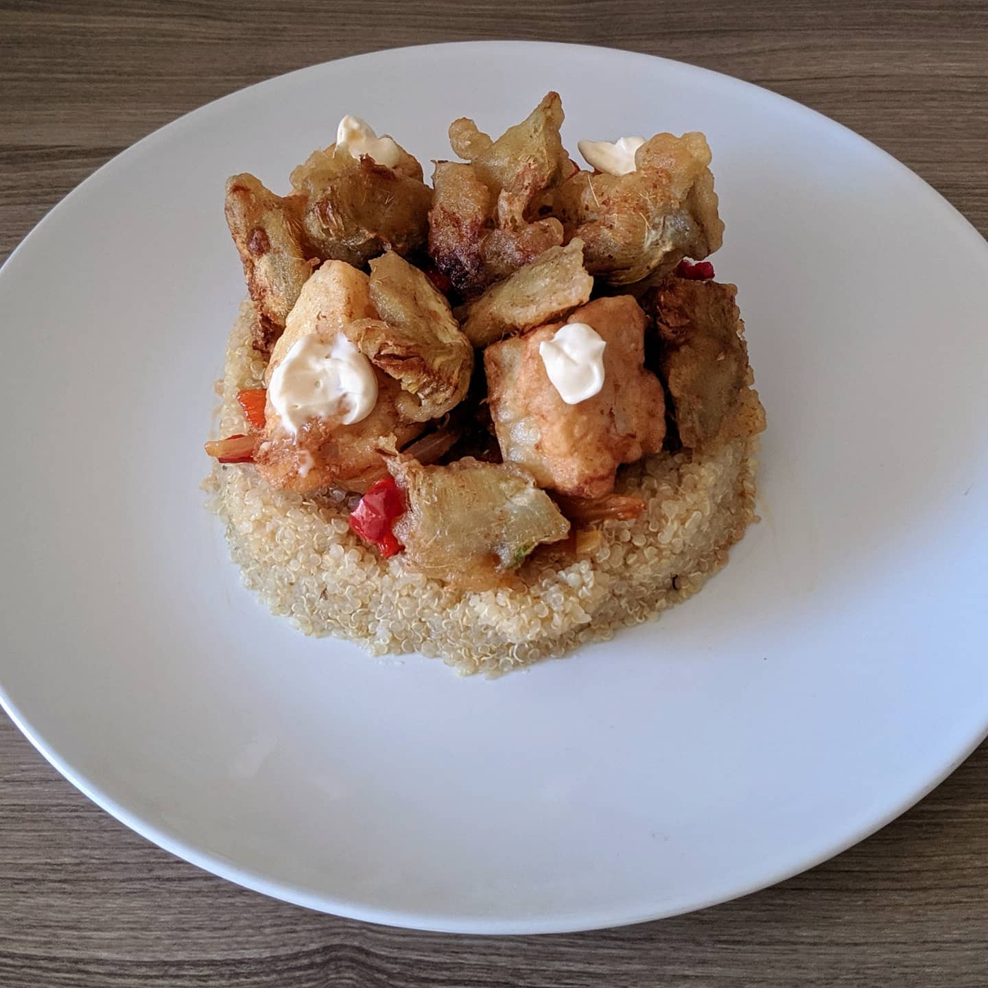Timbal de quinoa con delicias de bacalao con samfaina y chips de alcachofa
