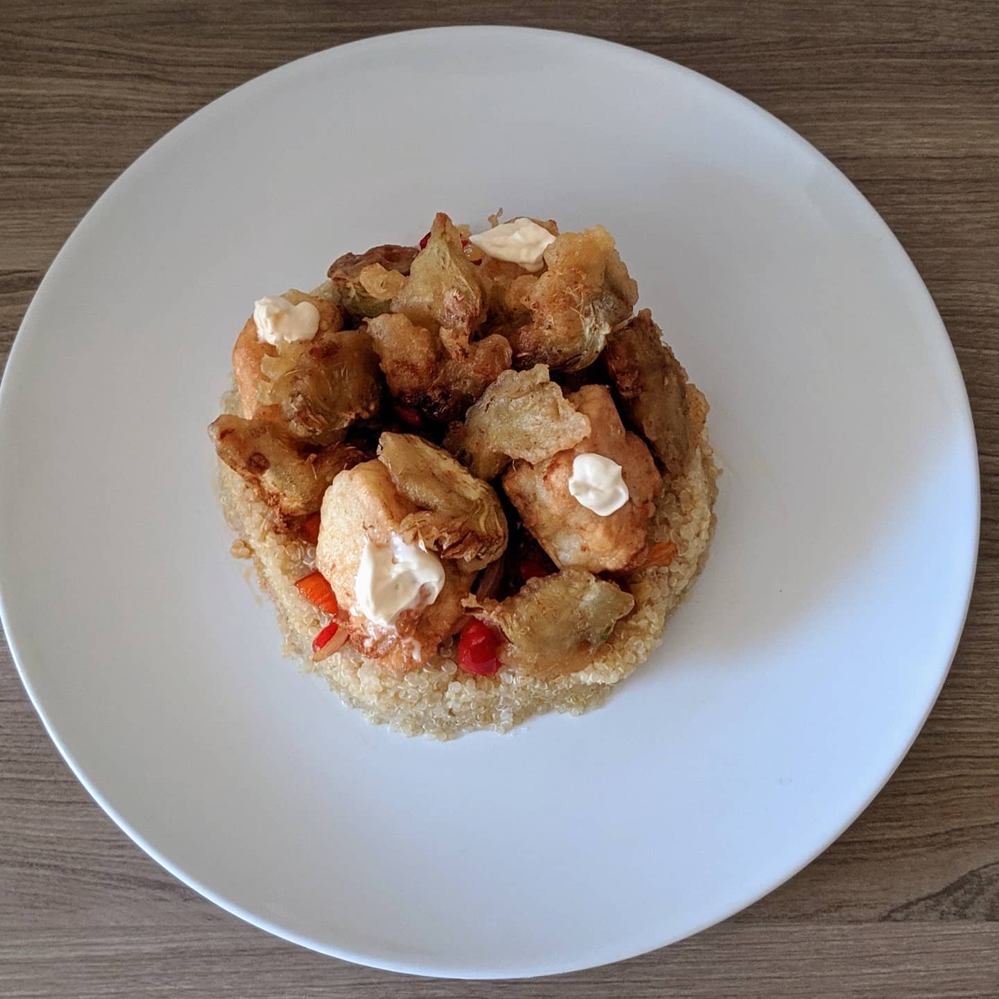 Timbal de quinoa con delicias de bacalao con samfaina y chips de alcachofa