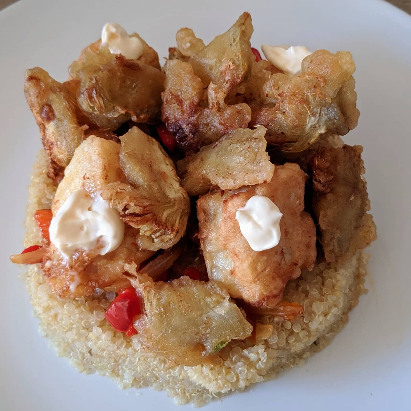 Timbal de quinoa con delicias de bacalao con samfaina y chips de alcachofa