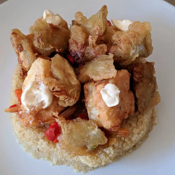 Timbal de quinoa con delicias de bacalao con samfaina y chips de alcachofa