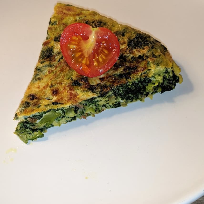 Tortilla de col Kale con cebolla, cúrcuma y jamón serrano