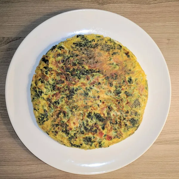 Tortilla de col Kale con cebolla, cúrcuma y jamón serrano