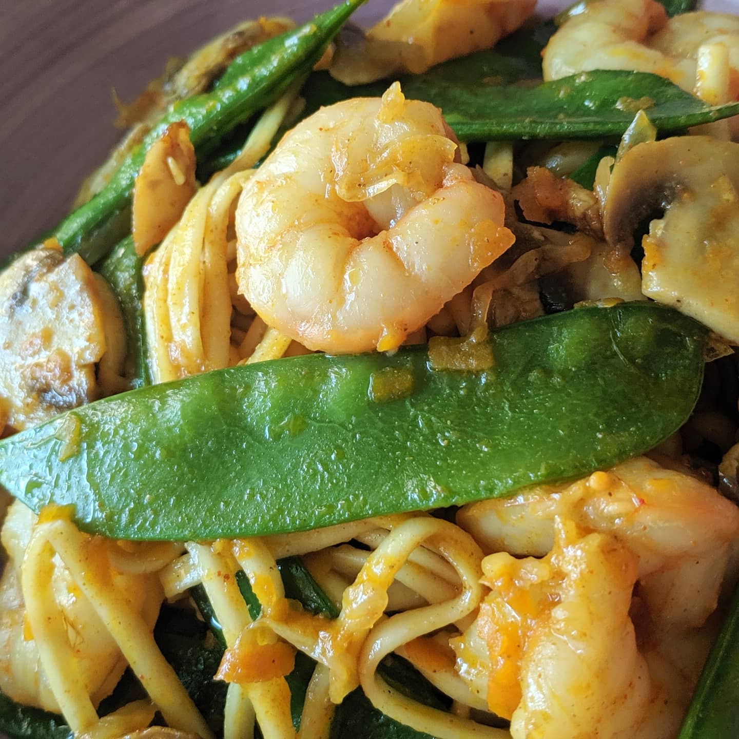 Udon con gambas, tirabeques y champiñones al curry