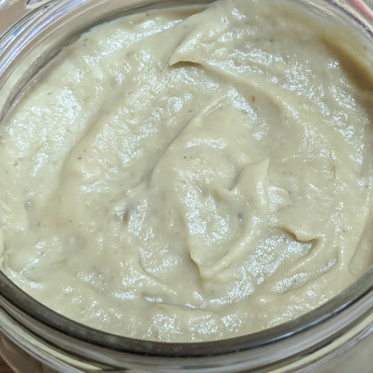 Untable de berenjena, cebolla caramelizada, miel y queso rulo de cabra