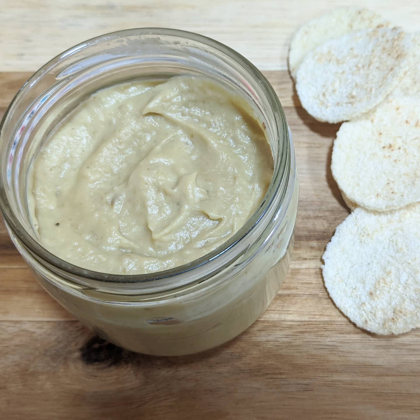 Untable de berenjena, cebolla caramelizada, miel y queso rulo de cabra